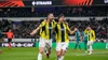 Zwei Spieler von Fenerbahçe SK im klassisch gelb-blau gestreiften Trikot jubeln ausgelassen mit geballten Fäusten auf dem Spielfeld nach einem Torerfolg.